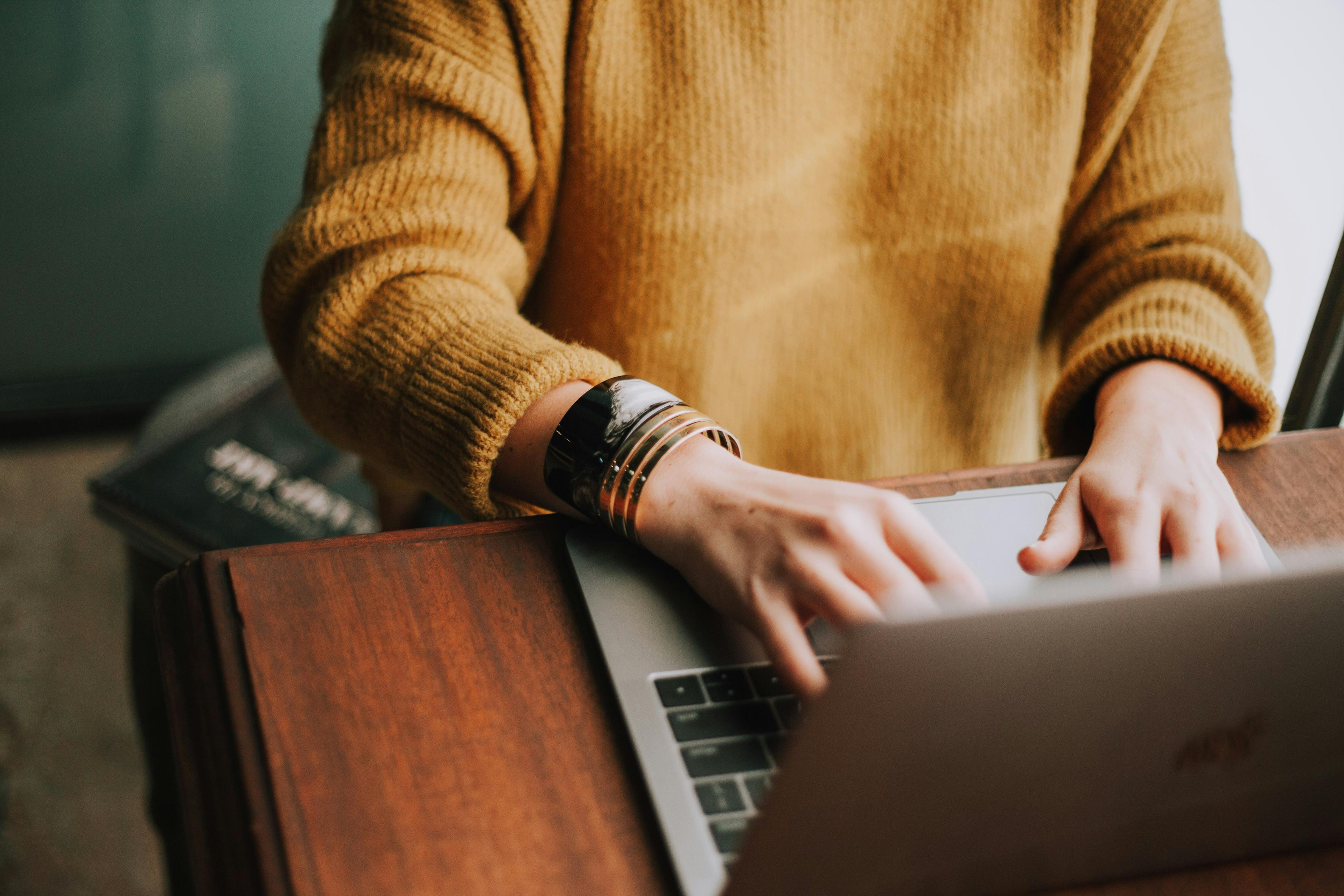 Pessoa em sessão de psicoterapia online